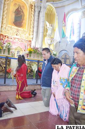 Ministra Martha Yujra de rodillas por respeto a la Virgen del Socavón /LA PATRIA