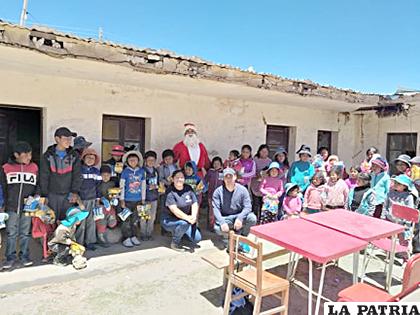 Niños de Chipaya se alegraron al recibir obsequios /UPDS
