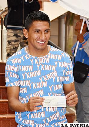 Torrico con el cheque de 50 mil bolivianos /cortesía Gad-Or

