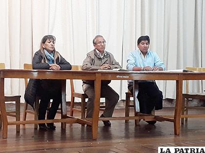 En la testera la directiva de socios del club San José /Marcelo Abascal /LA PATRIA