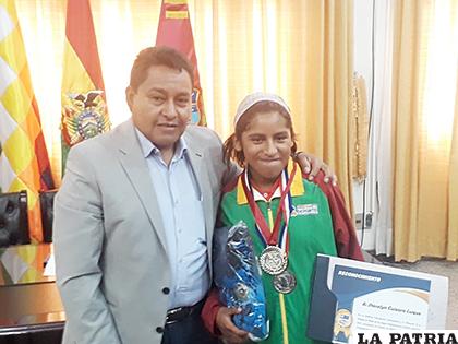 El gobernador Pizarro en la entrega del reconocimiento a Cuizara /Marcelo Abascal /LA PATRIA