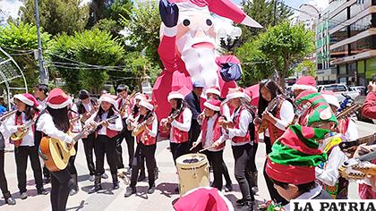 Integrantes de la Escuela Wara con mensaje navideño /LA PATRIA