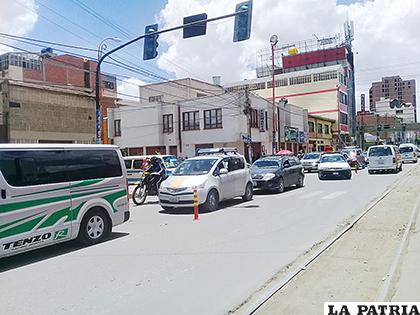 La habilitación de dos carriles en una sola vía provocó trancadera en la 6 de Agosto /LA PATRIA 
