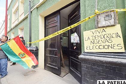 La puerta de la Felcc con un cartel resumió el sentir policial / LA PATRIA