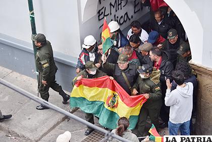 Con la Bandera de Bolivia en la mano derecha, el coronel Vergara sacó cara por los jefes policiales/ LA PATRIA
