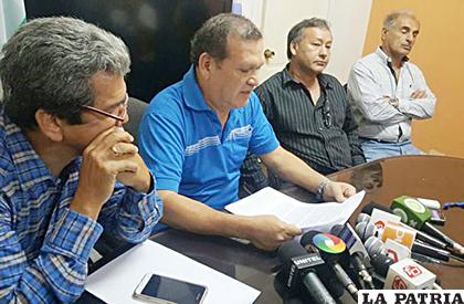 Dirigentes de Fabol, Milton Melgar, David Paniagua, Silvio Rojas y Ricardo Fontana /futbolbolivia.com