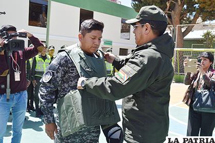Fueron 60 chalecos que se entregaron a la UTOP Oruro /LA PATRIA