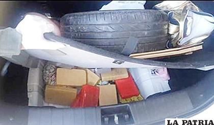 Los ladrillos de droga que llevaba ocultos en la cajuela /Erbol
