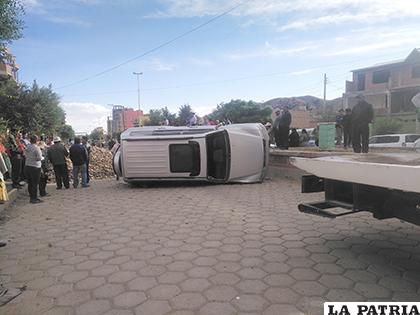 Así quedó la vagoneta sobre la vía /LA PATRIA
