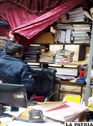 Los documentos archivados eran testigos mudos de las personas que entraban al baño, la falta de espacio obligó a convertir el lugar en una especie de depósito de causas /LA PATRIA

