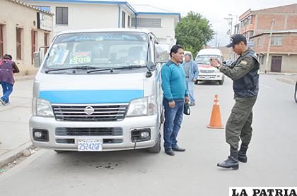 La inspección técnica vehicular es realizada por el personal policial /LA PATRIA /ARCHIVO
