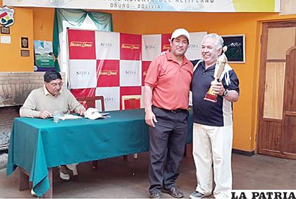 Mario Villarroel (derecha) recibe el trofeo de Vittorio Mamani 
/cortesía Rodrigo Valdivia