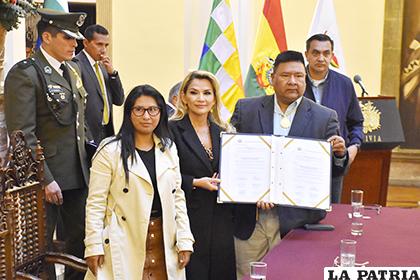 La presidente Áñez junto a los parlamentarios en la promulgación de la norma /APG