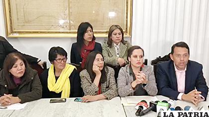 Diputados disidentes de las bancadas de UD y PDC, durante una conferencia de prensa /erbol.com.bo
