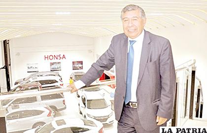 Juan Valdivia Almanza en su empresa importadora de autos /erbol.com.bo