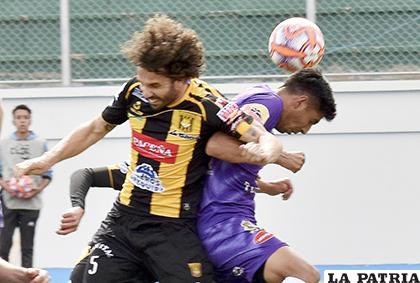 Fernando Marteli y Douglas Ferrufino en disputa por el balón /APG