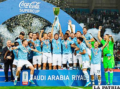 Jugadores del Lazio con el trofeo de campeón /tenemosnoticias.com