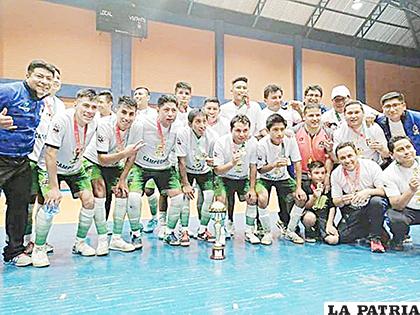 El plantel de Proyecto Latín campeón de la Liga Nacional de Futsal
/ APG
