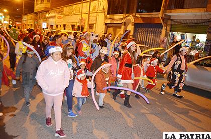 Cientos de payasos y niños se concentraron en el desfile /LA PATRIA
