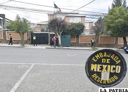 La Policía boliviana custodia la embajada de México /APG

