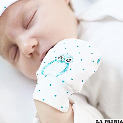 Cuánto tiempo se deben usar las manoplas (mitones) en un recién nacido? 