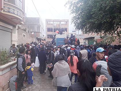 La gente invadió esa calle para dar fin con la mercadería 
/Gentileza corresponsal ABI, Sonia Damián
