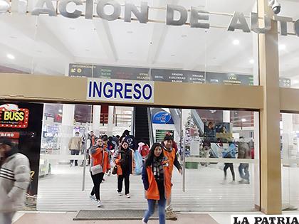 El personal de la DNA en la Estación de Autobuses Oruro /LA PATRIA
