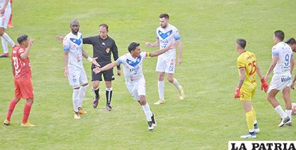 Mena autor del segundo gol, no celebró hasta que el árbitro confirmó el tanto /Reynaldo Bellota /LA PATRIA
