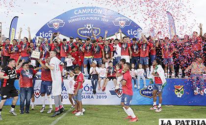Wilstermann celebra con el trofeo en alto, el título del Clausura 2019 /APG
