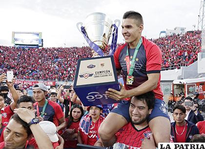 Cristian Chávez con el trofeo de campeón /APG
