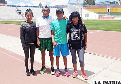 Mamani, Flores y Garibay además de la entrenadora Nemia Coca /Marcelo Abascal /LA PATRIA
