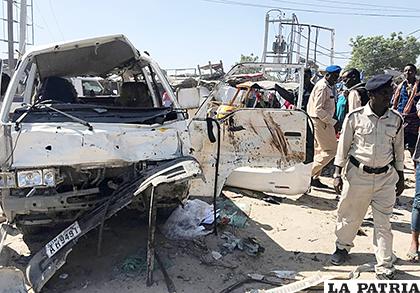 La explosión de un vehículo bomba en un puesto de control a las afueras de Mogadiscio, dejó el fatal desenlace /EFE