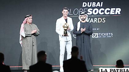 Cristiano Ronaldo recibe el galardón en el acto realizado en Dubái /noticiasarauca.com