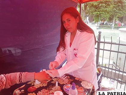 Personal del centro participa en ferias realizando pruebas rápidas gratiutas de VIH /LA PATRIA
