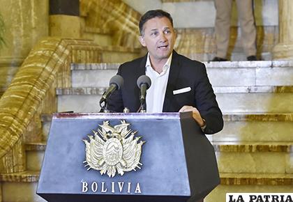 Ministro de Defensa, Fernando López admitió haber hablado no sólo con las Fuerzas Armadas /APG