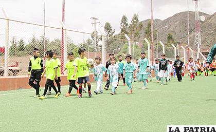 Desfile de los equipos participantes en la inauguración 
/cortesía Pablo Cuba
