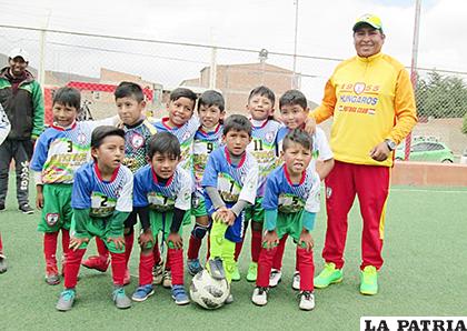 El plantel Húngaros FC que compite en el torneo 
/cortesía Pablo Cuba
