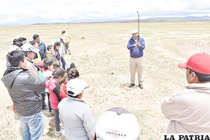 Teófilo Ledezma compartiendo conocimientos básicos del golf
/Reynaldo Bellota /LA PATRIA