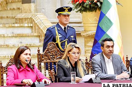 La presidente Áñez junto a sus ministros anunció la determinación de expulsar a diplomáticos de España y México /APG	
