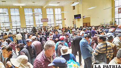 Largas filas se registraron en la parte final de la primera etapa del Perdonazo /LA PATRIA
