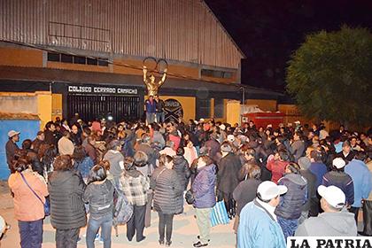 Socios expresaron su molestia en el lugar donde debía realizarse la asamblea /LA PATRIA
