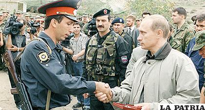 27 de agosto de 1999. El primer ministro ruso Vladimir Putin entrega un premio a un oficial de la Policía Local /AP