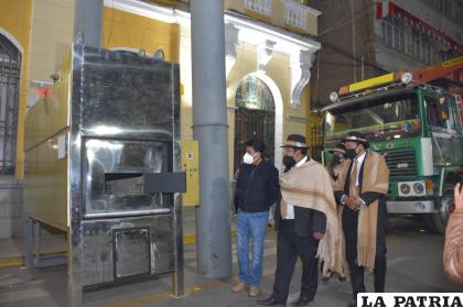 Jesús Cruz hace la entrega del horno crematorio al alcalde Saúl Aguilar /LA PATRIA