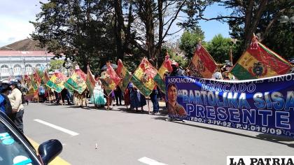 Decenas de sindicatos se apostaron frente a la Alcaldía de Oruro /LA PATRIA
