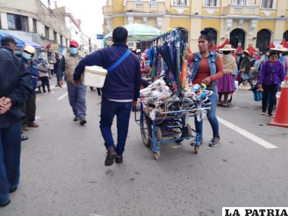 Comerciantes ambulantes se apostaron en inmediaciones de la plaza principal /LA PATRIA