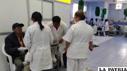 Médicos atienden a un paciente en el Hospital de Clínicas /ANF