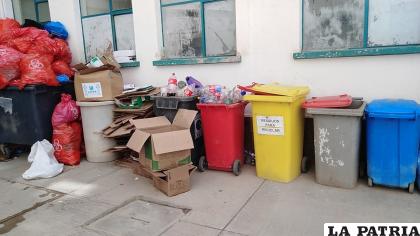 Gran cantidad de residuos amontonados en uno de los patios del Hospital Obrero /LA PATRIA