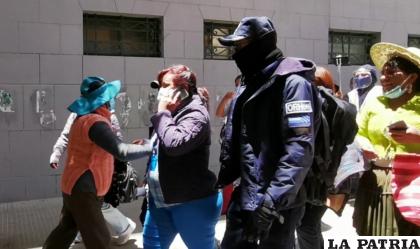 Padres increpan a la secretaria municipal de Desarrollo Humano, Lizeth García /LA PATRIA