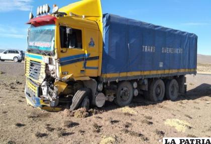 El viernes una vagoneta colisionó frontalmente contra este motorizado, muriendo cuatro personas /LA PATRIA