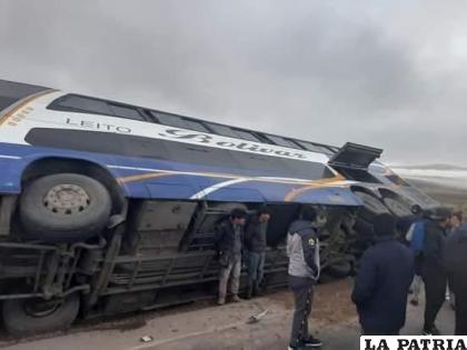 Una mujer y una bebé salieron lesionadas tras la colisión de un bus y un automóvil el domingo /rr.ss.